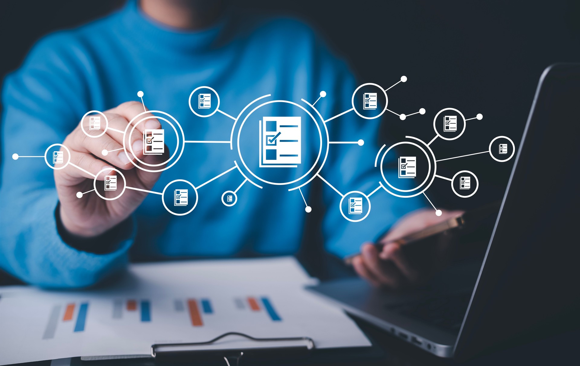 Empresários que trabalham em laptop com tela virtual. Banco de dados de documentação on-line, consultor de TI sendo configurado Sistema de Gerenciamento de Documentos Virtuais com laptop, Software para arquivamento de arquivos corporativos.
