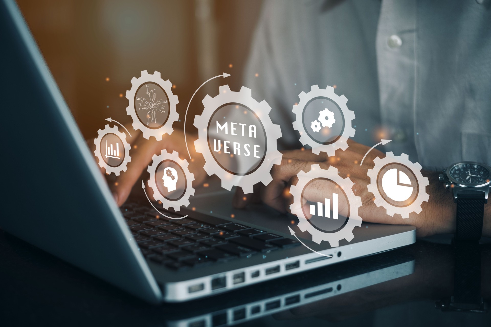 Empresário usando computador para demonstrar conectividade de rede, troca de dados, desenvolvimento de negócios, metaverso. Tecnologia de internet, marketing digital.