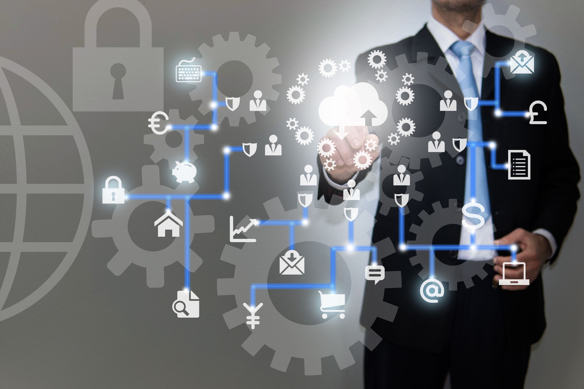 Empresário usando computador moderno, apertando botão na tela virtual. Ícones da tecnologia em nuvem e conceito de rede. Conectando-se à rede mundial